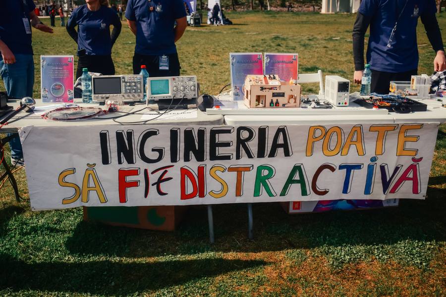 Electronics stand with the banner „Ingineria poate să fie distractivă”
