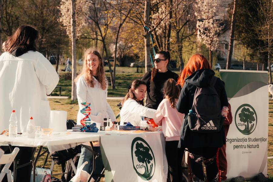 Science experiments at the Organizația Studenților pentru Natură stand