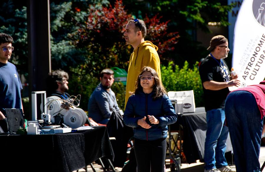 Visitors at the astronomy and robotics stands