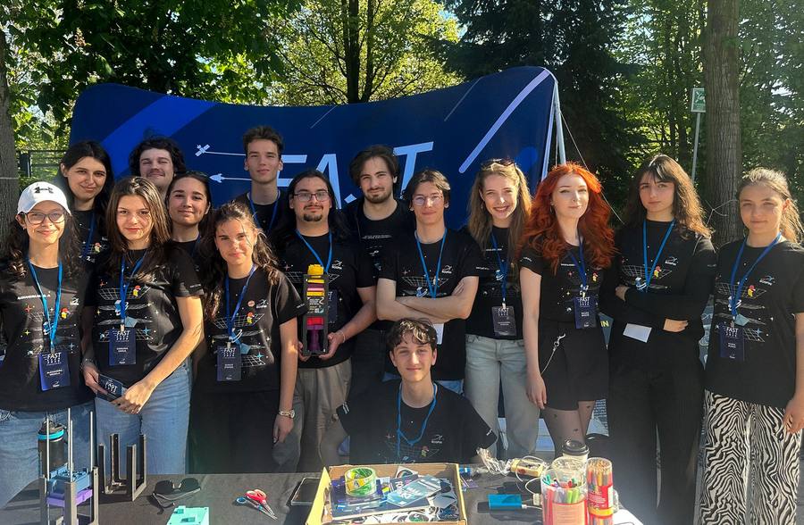 The ROSPIN Timișoara team in front of the FAST tent