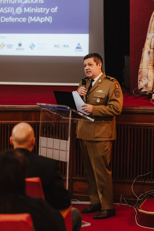 Keynote by the Space and Radiocommunications Agency (ASR) at the lectern on the Forum Stage