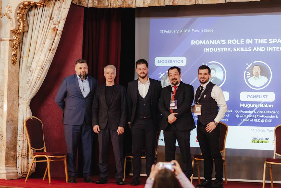 Moderator and panelists of the panel on Romania's role in the space sector, on the Forum Stage