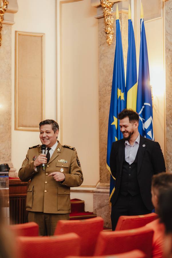 Closing words on the Forum Stage, in front of the Romanian, EU and NATO flags